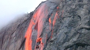 Un fenomen extrem de rar transfoma apa unei cascade in lava! Imagini spectaculoase!