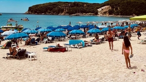 Ce a pățit un turist român aflat în concediu în stațiunea Parga din Grecia: "Stăteam ca tot omul la masă, când aud țipete de pe plajă"