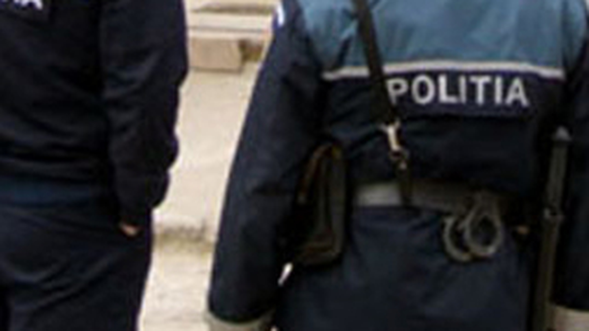 Un barbat, acuzat ca si-ar fi violat copiii de 14 si 17 ani, este cautat de politistii din Iasi