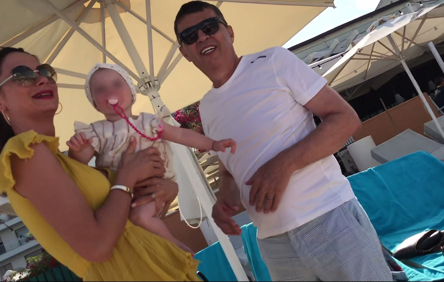 Marian Petrache, alături de soție și de fiică, la plajă