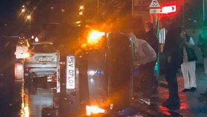 Grav accident în București. O mașină s-a răsturnat, azi-noapte, pe Șoseaua Fundeni