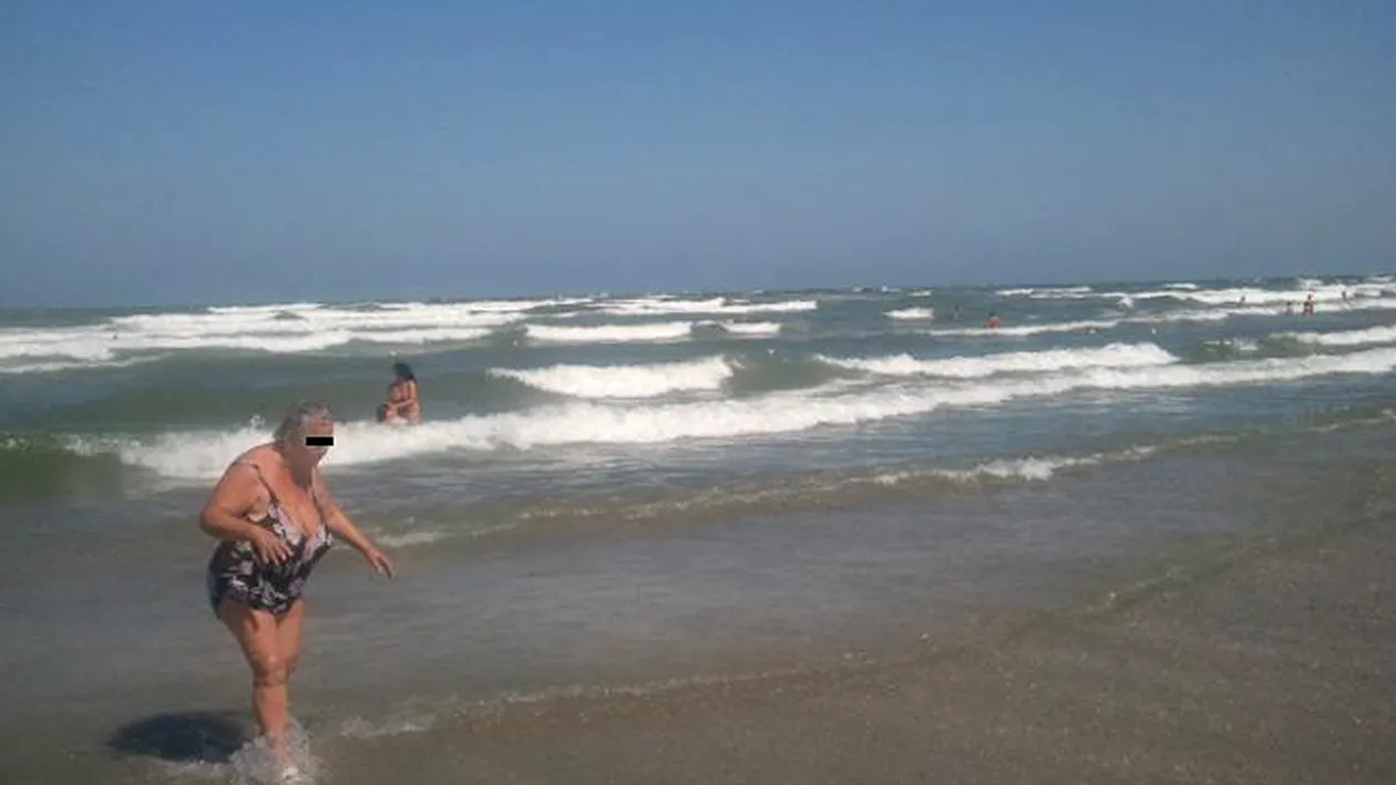 Valuri de peste 2 metri la mare! S-a arborat steagul rosu