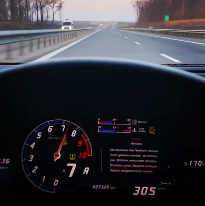 Milionarul turc atinge viteza de 305 kilometri pe oră
