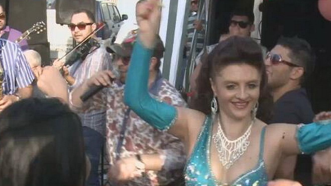 Parada plocoanelor la nunta tiganilor din Buzescu. Au dat aurul pe cristale, iar Florin Salam a facut show in a doua zi de Paste