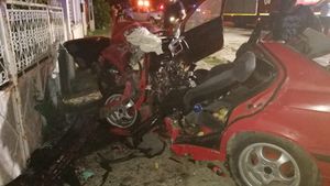 Accident în Argeș! Trei tineri au rămas încarcerați în autoturismul făcut praf