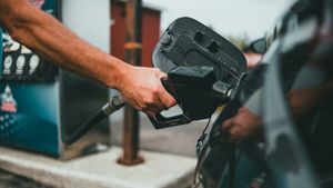 Benzina a trecut de 8 lei pe litru în România: cât costă azi un plin în București și în marile orașe