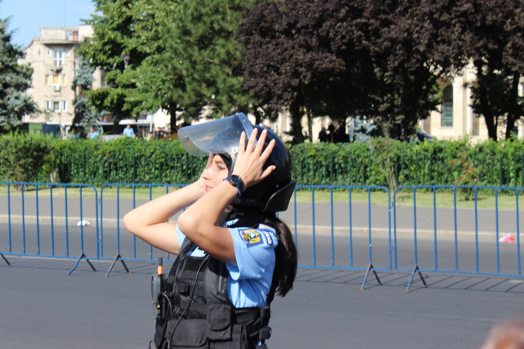 Primele imagini cu Ștefania, jandarmerița de 23 de ani bătută de huligani în Piața Victoriei! Ce i-a spus unui protestatar cu doar câteva ore înainte de incident: „A vorbit tare frumos cu mine”