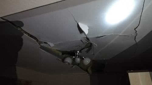 Explozie într-un bloc din Galați. O persoană a ajuns la spital și cinci apartamente au fost avariate
