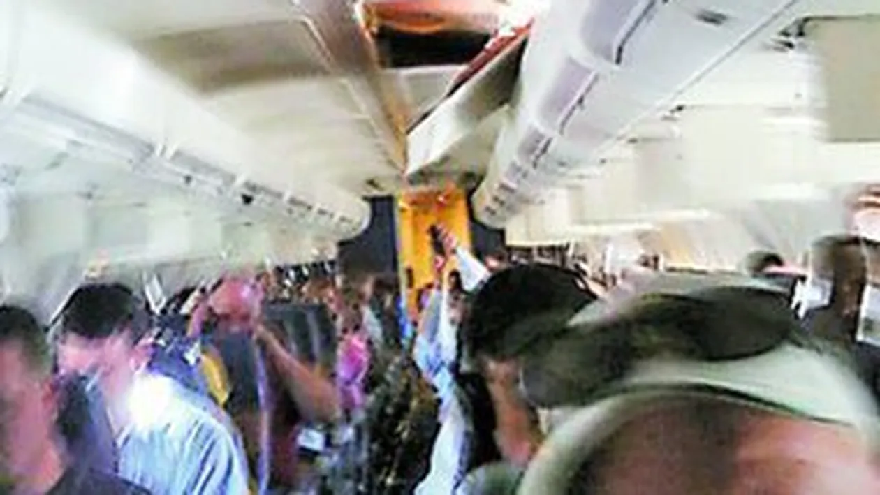 Plafonul unui avion s-a fisurat in zbor