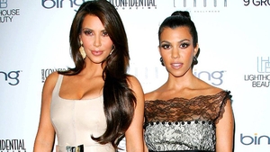 Fotografie inedită! Uite cum arătau Kim Kardashian şi sora sa atunci când erau mici! Spui că sunt gemene