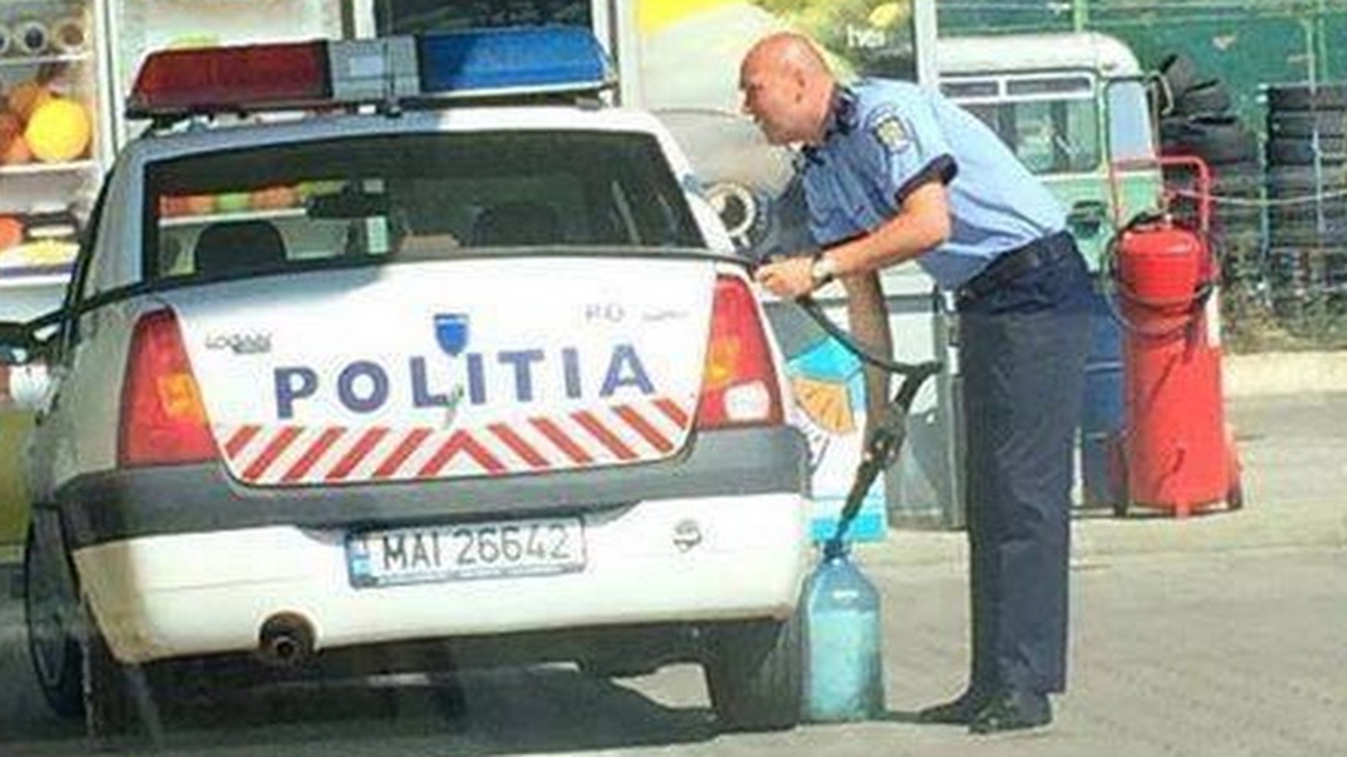 Gest incalificabil! Un politist roman a dosit un recipient după autoturismul Poliţiei şi l-a umplut cu benzină!