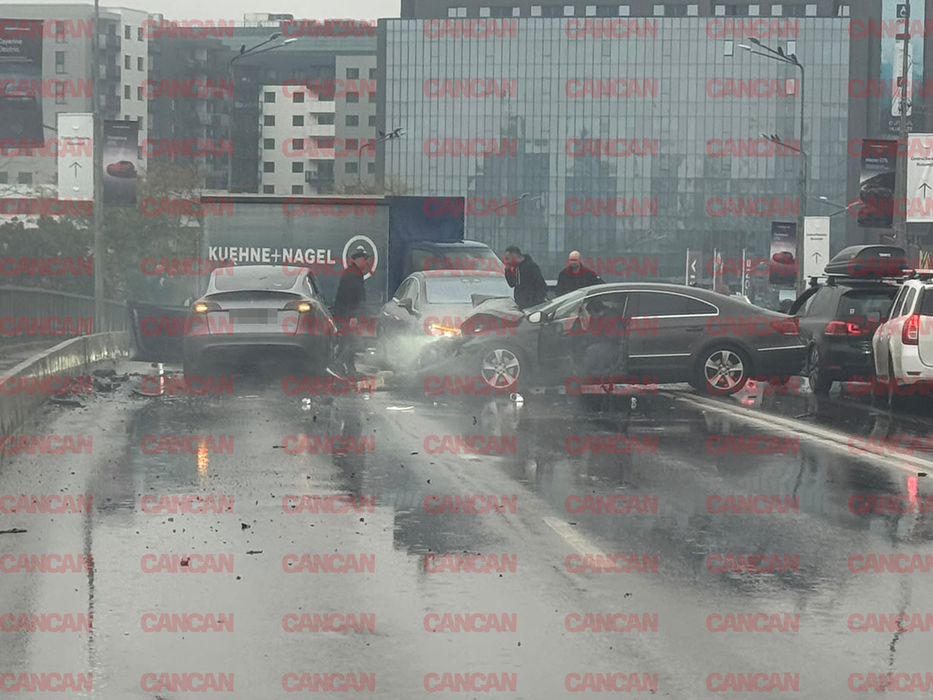 Grav accident în Capitală. Trei persoane rănite, după ce un șofer a lovit două mașini și un autobuz
