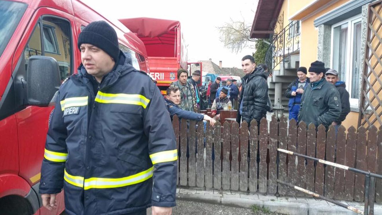 Incredibil! Ce făceau sătenii când pompierii au ajuns într-un sat pentru a ajuta la consolidarea unui dig