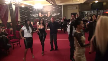 Aoleo, se marita Mona!? L-a vrajit cu decolteul iar ea a fost cucerita de atitudinea lui. Crezi ca se potrivesc?