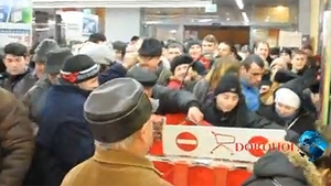 VIDEO S-au călcat in picioare pentru chilipiruri! Botosănenii au luat cu asalt un magazin deschis azi in Dorohoi!