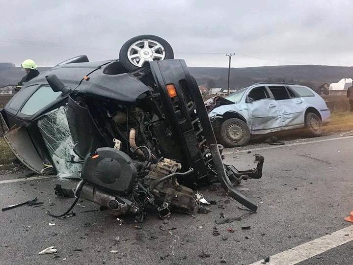Accident terifiant la Pătrăuţi! O persoană a decedat după ce două maşini s-au ciocnit frontal. Imagini şocante
