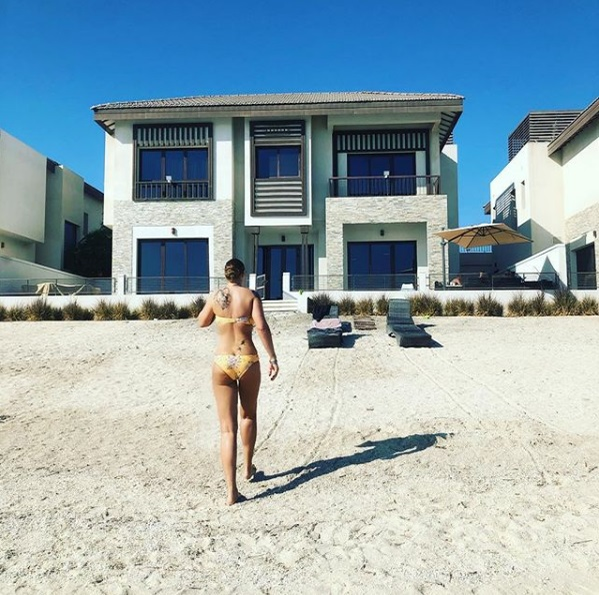 Anamaria Prodan a făcut senzație într-un costum de baie sexy, care i-a evidențiat posteriorul tunat. Vedeta e împreună cu soțul ei, Laurențiu Reghecampf