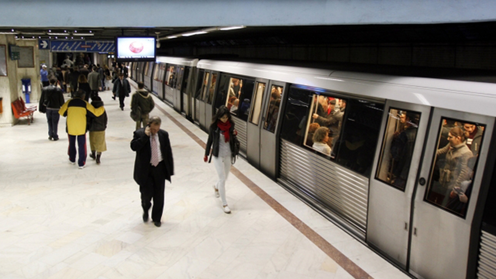 Tinerii imbracati doar in chiloti au mers cu metroul, in pofida amenintarilor Metrorex! Cum au reactionat ceilalti calatori