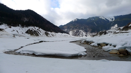 Doi bărbaţi căutaţi după ce s-ar fi înecat. Unul a căzut în apă, celălalt a vrut să-l salveze
