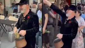 Gigi Becali a sfințit Piața Victoriei după marșul LGBT. Ce a purtat pe umăr tot timpul. Imaginile s-au viralizat