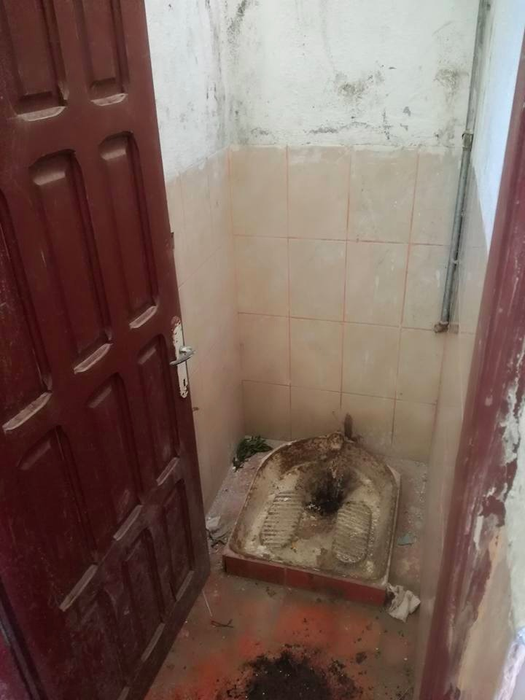WC-ul elevilor, desprins din peliculele horror