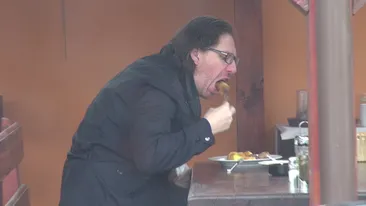 Nicolae Voiculet, recital asezonat cu mustar pe terasa unei carciumi bucurestene! A lasat naiul si a apucat micul! Super-imagini