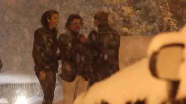 Exercitiu de echilibru pentru Pastrama! Sotia lui Pepe si-a infipt tocurile de 15 cm in zapada si a infruntat drumul anevoios!