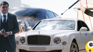 Miliardarul își spală singurel Bentley-ul de 200 mii € cu furtunul în curtea casei!