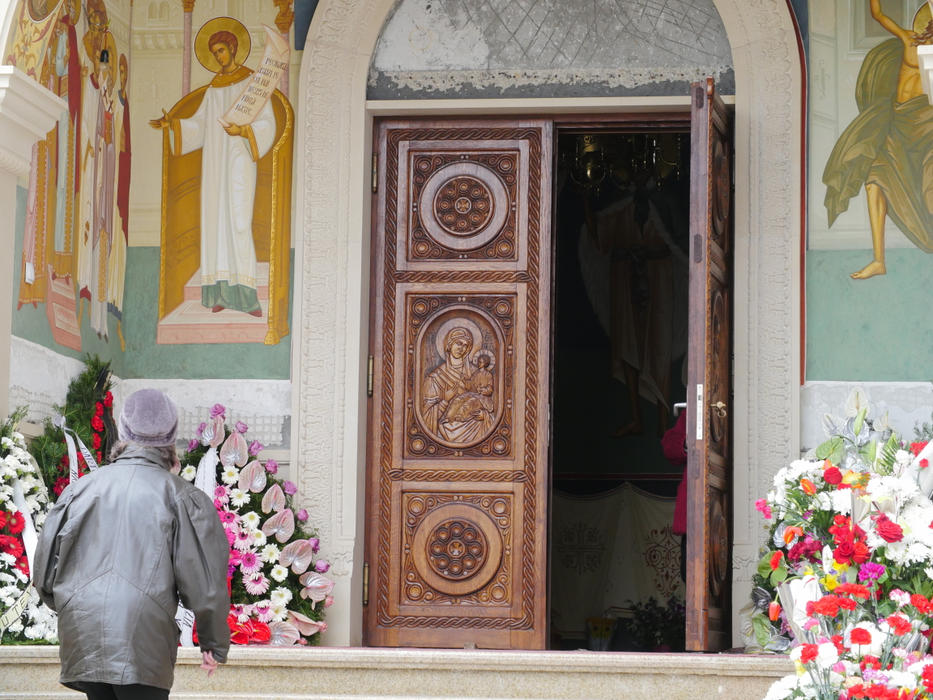 Biserica, dar şi curtea bisericii au fost umplute de sute de coroane şi flori, aduse de cei care au iubit-o pe Ileana Ciuculete, însă la cimitir a mai ajuns doar o mică parte din acestea.