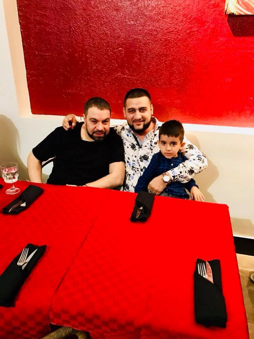 "Momentul mult aşteptat de toată România si nu numai, revenirea regelui Florin Stoian‼️ Hai că te vrem, fratele meu, cât mai repede pe scenă" e mesajul scris de prietenul manelistului care locuieşte în Italia.