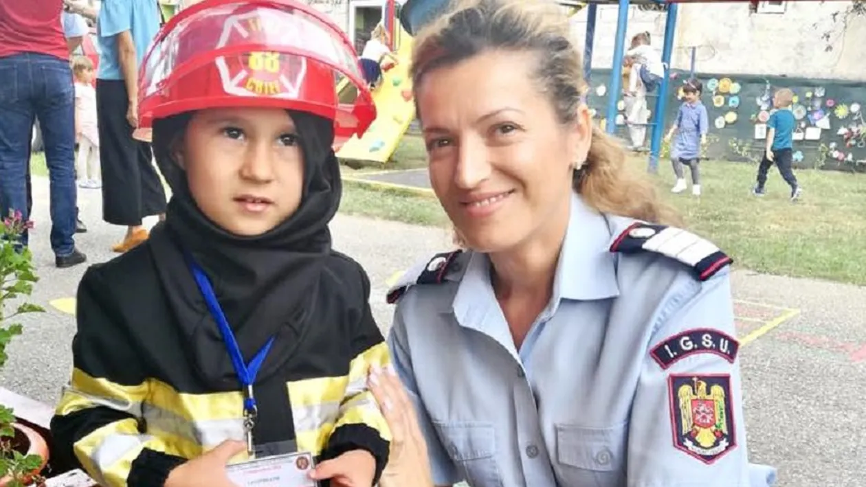 Un copil de patru ani a devenit cel mai mic pompier din Gorj
