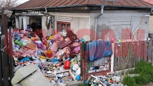 Un giurgiuvean își „terorizează” vecinii cu munți de gunoaie. Ce spun autoritățile