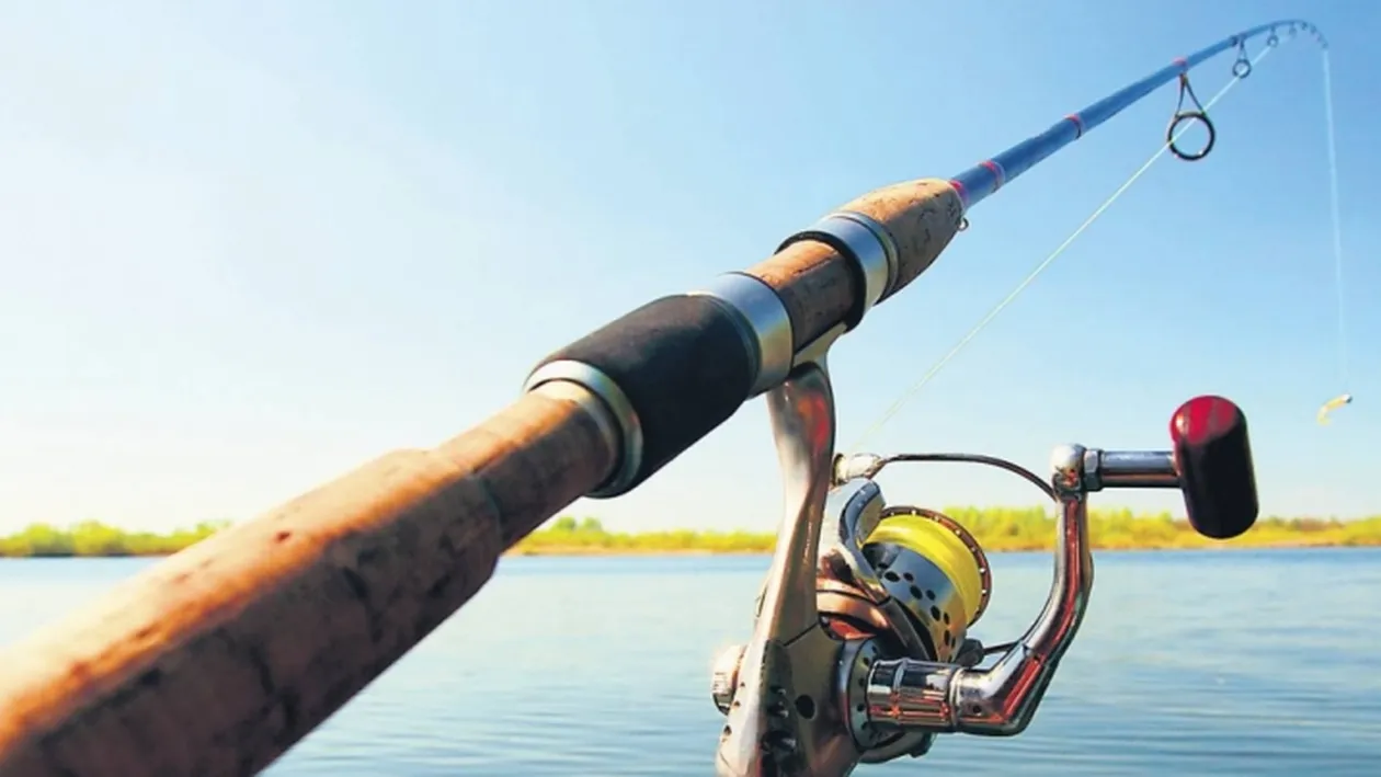 VIDEO | Preot filmat în timp ce sfințea undițele unui pescar 