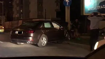Un ieșean a mers la băut după ce și-a cumpărat mașină de lux, apoi a intrat cu ea în stâlp. Bolidul avea doar 500 de kilometri la bord