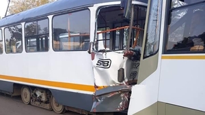 Două tramvaie s-au ciocnit în urmă cu câteva ore în Capitală. Un bărbat a fost rănit