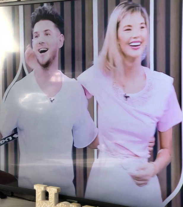 Dovada că asistenta de la „Neatza cu Răzvan și Dani” și Cuza de la „Noaptea Târziu” s-au împăcat! S-au îmbrățișat, în direct, la Tv