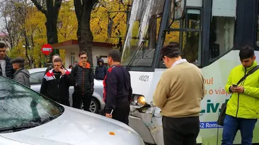 Accident în Capitală! Un tramvai a intrat în plin într-o maşină