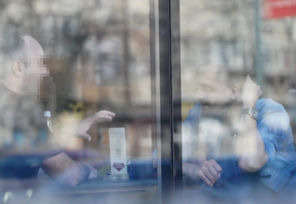 Mihai Gruia, la NUBA Cafe, alături de un amic (SURSA FOTO: CANCAN.RO)