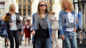 Elevii ca elevii, dar sa le vezi pe ele… Cele mai sexy mamici au facut parada picioarelor si decolteurilor, in prima zi de scoala