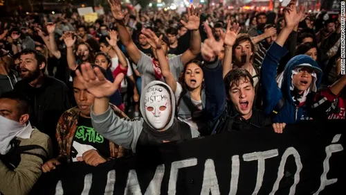 Noi PROTESTE în BRAZILIA: Confruntări între forţe de ordine şi manifestanţi la Sao Paulo