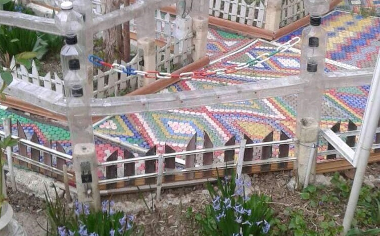 Grădinița realizată de pensionar seamănă cu o construcție din piese lego