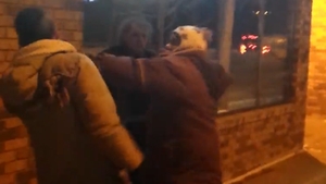 Video de senzatie! O femeie corpolenta isi bate barbatul cu pumnii si picioarele in plina strada