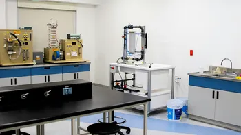 (P) Tipuri de mobilier din inox care pot fi integrate într-un design de interior modern