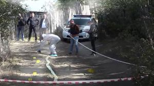 Crimă înfiorătoare în Vaslui. Trupul unui bărbat a fost găsit agățat de un gard. Criminalul l-a dezbrăcat de la brâu în jos