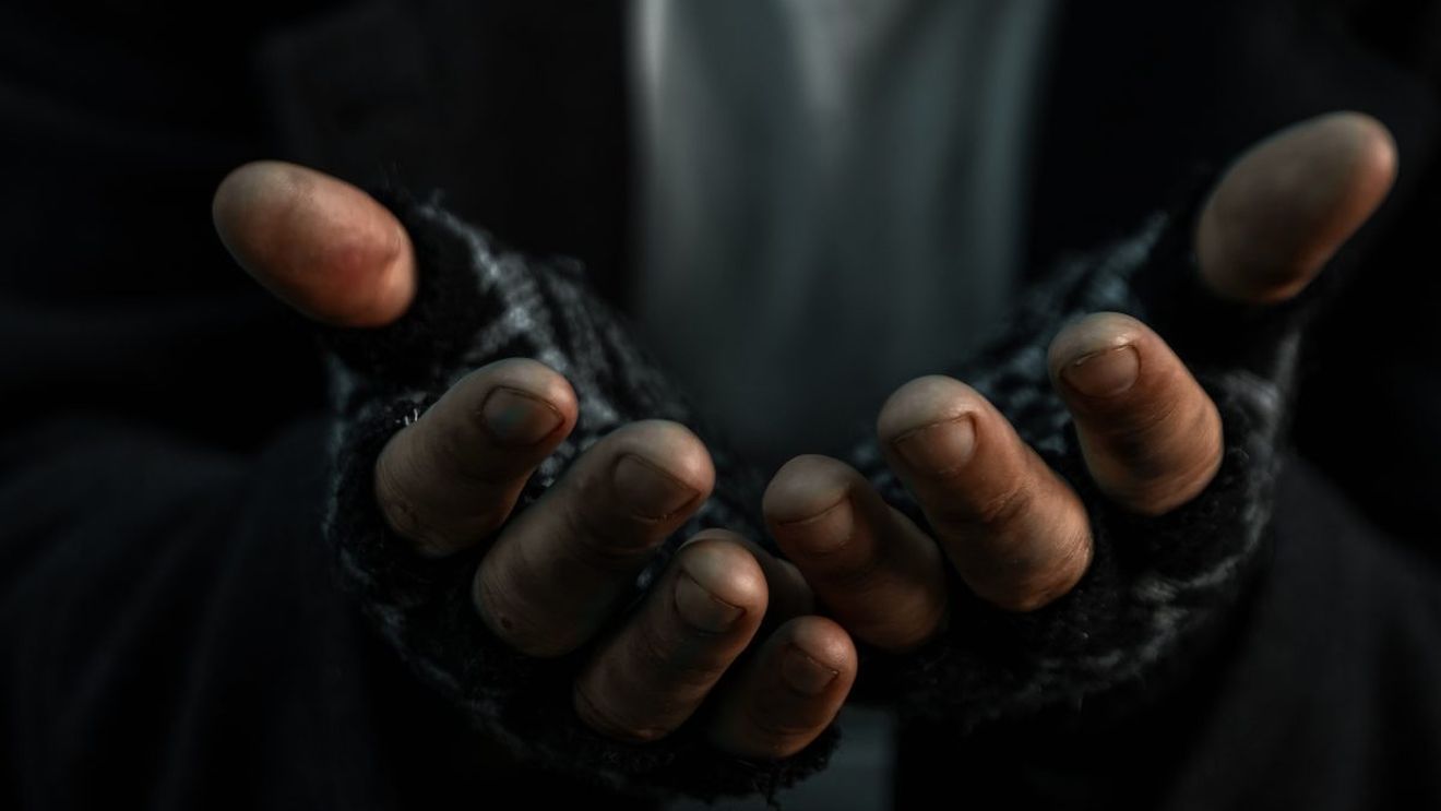 Cât câștigă pe zi un om care cerșește pe străzile din Bacău. O localnică avertizează: „Să vă gândiți de 2 ori înainte de a le oferi un ajutor ”