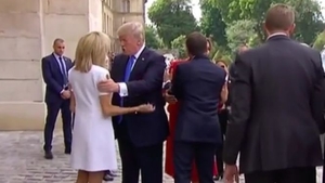 Donald Trump a ravnit la Prima Doamna a Frantei! Ce complimente deplasate i-a facut lui Brigitte Macron, de fata cu sotia lui
