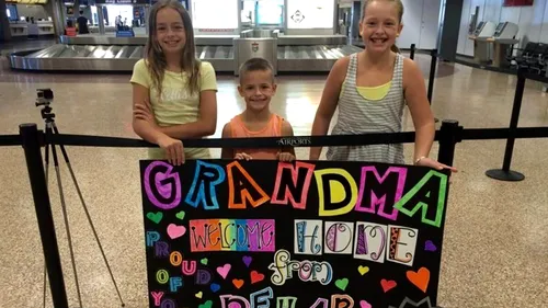 Bunica, bine-ai revenit de la dezalcoolizare! Cele mai comice mesaje din aeroporturi
