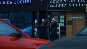 Consumul excesiv de "pacanele" dauneaza grav sanatatii! Nelu Ploiesteanu sudeaza tigarile si isi epuizeaza economiile la cazino!