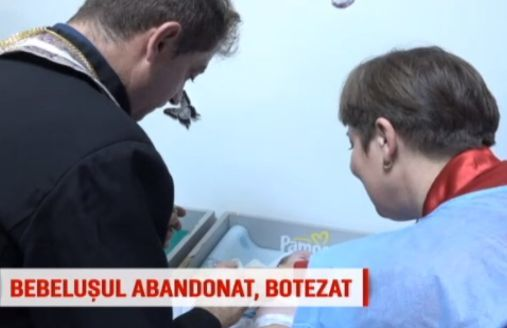 Povestea emoţionantă a bebeluşului aruncat într-un sac pe malul apei şi botezat în spital! Cine sunt naşii micuţului