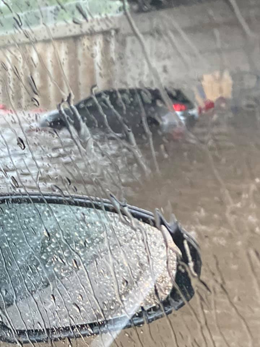 Pasaj inundat la Mogoșoaia, șofer captiv în mijlocul șuvoaielor. Mașinile au fost blocate în coloană. VIDEO